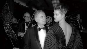 Pierre Cardin revine în atenție: Vânzare de arhivă, showroom la New York și susținerea noii generații de designeri
