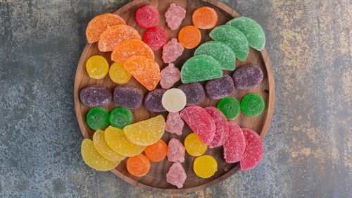 Ce se ascunde în gustările tale preferate / Adevăruri nebănuite despre chips-uri, jeleuri sau popcorn / Nu le vei mai privi niciodată la fel