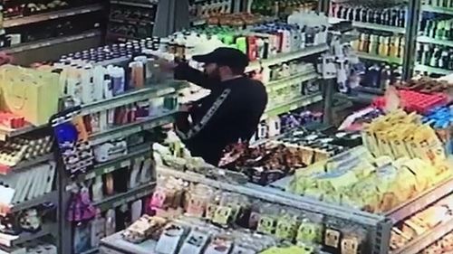 VIDEO Micile magazine din centrul Capitalei, terorizate de numărul tot mai mare de hoţi. Proprietarii se plâng că abia mai pot acoperi pagubele înregistrate zilnic