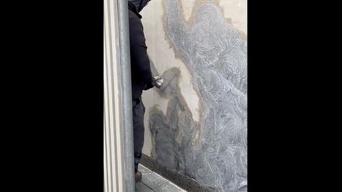 Muralul lui Banksy a fost șters de pe clădirea Curții Regale de Justiție