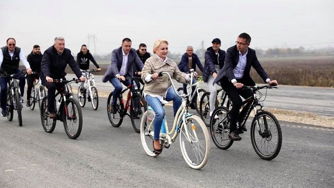 VIDEO Dăncilă, nou look în campania electorală: Îmbrăcată cu blugi, cămașă și geacă, șefa PSD a testat cu bicicleta lucrările la centura Bacăului / Cuc a lipsit din poză