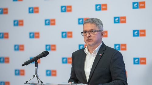 Doi parlamentari USR au depus o iniţiativă legislativă pentru ca limba română să poată fi studiată de copiii din diaspora