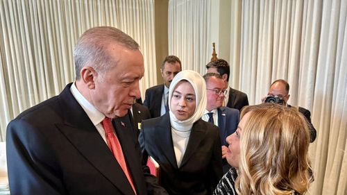 VIDEO Erdogan vrea ca Meloni să renunțe la fumat, dar Macron consideră că este o cauză pierdută / Meloni a glumit spunând că, dacă ar renunța la tutun, ar putea ucide pe cineva
