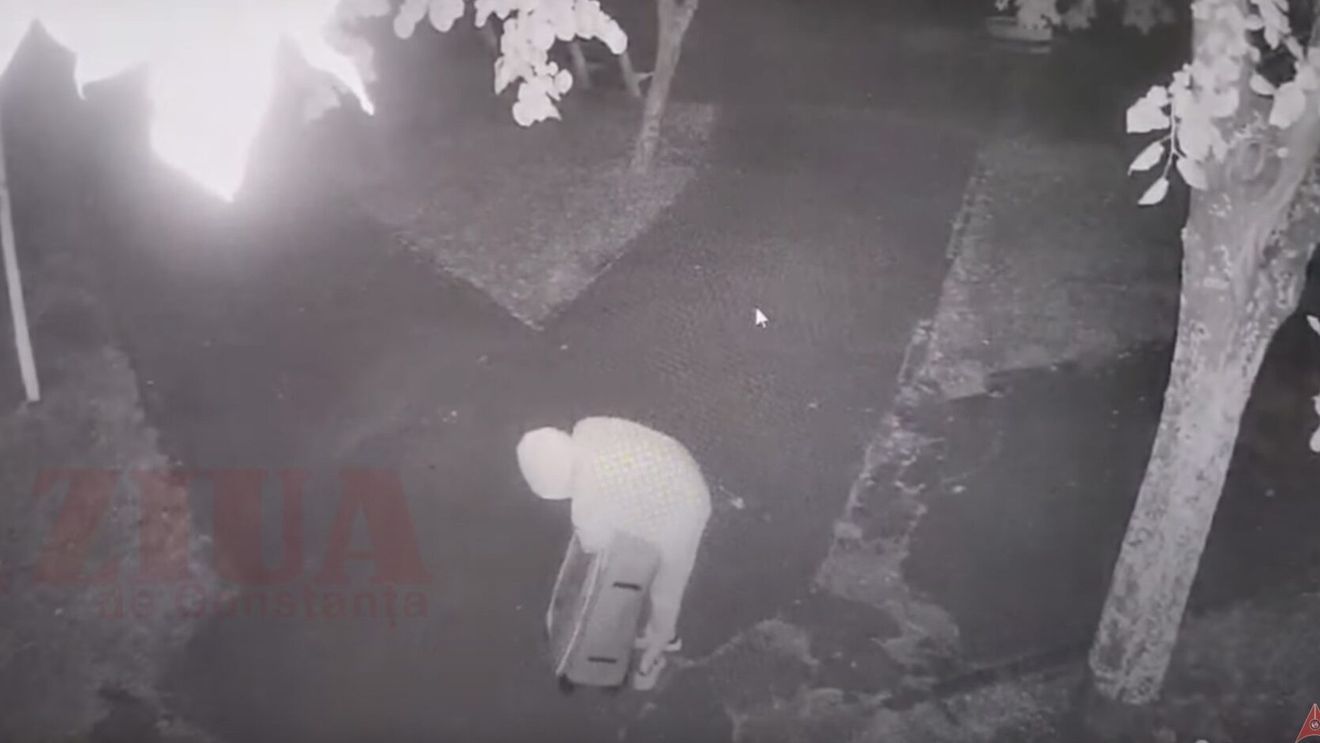 Surprinsă de camerele de supraveghere din Mangalia, după ce se presupune că a adus în parc cadavrul tinerei pe care a ucis-o