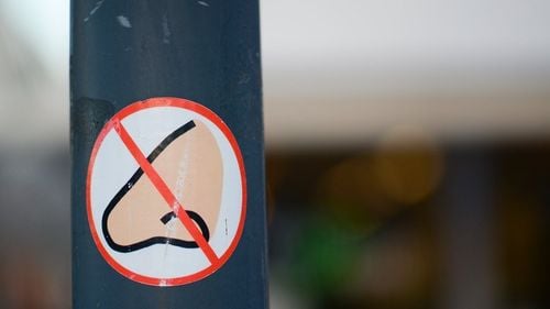 Simptomele infectării cu Omicron: Scade pofta de mâncare, curge nasul, durere în gât și de cap / Pierderea gustului și mirosului este mai puțin frecventă