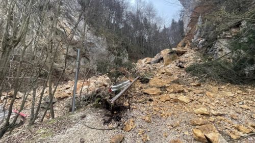 Pietrele lui Solomon din Brașov au luat-o la vale / Zona devine tot mai instabilă și s-a produs o nouă alunecare de teren / Accesul a fost restricţionat