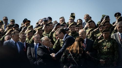 Însoțit de cei trei strategi ai săi pentru apărare și securitate, Viktor Orbán a anunțat în Serbia că intenționează să dezvolte cooperarea militară maghiară-sârbă: „Pacea cere putere!” / Noua fabrica Airbus din Gyula poate deveni un furnizor pentru piața din Serbia