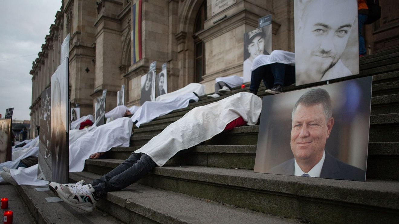 FOTO Gabriela Scutea, șefa Parchetului General, Klaus Iohannis și Victor Ponta, afișați în fotografii la protestul Colectiv de pe treptele Curții de Apel București, în ziua comemorării celor 6 ani de la tragedie