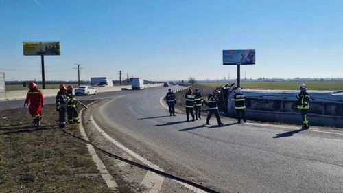 O cisternă încărcată cu motorină s-a răsturnat la marginea Ploieștiului, la intrare pe DN1/ Traficul a fost restricționat, șoferul a fost transportat la spital