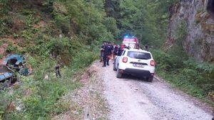 Două persoane au murit şi patru au fost rănite în Gorj, după ce autoutilitara în care se aflau s-a răsturnat într-o râpă / A fost activat Planul Roşu de Intervenţie