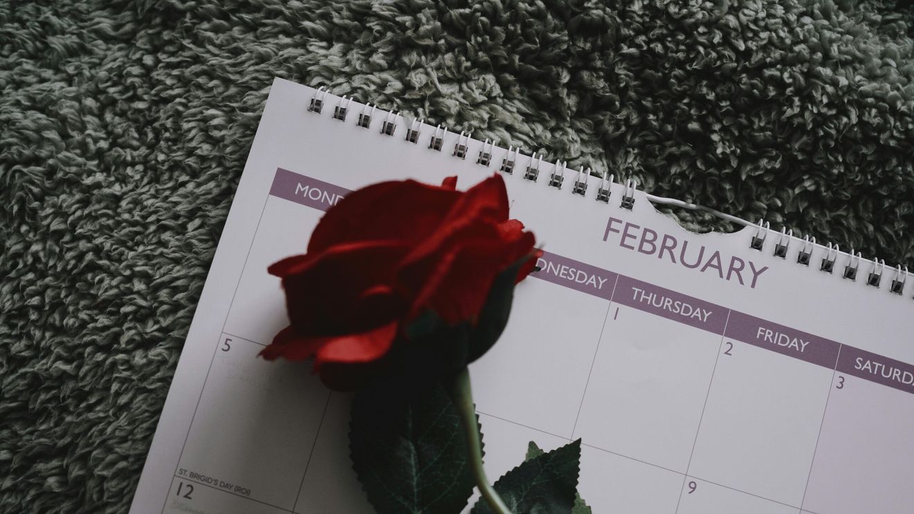 Singur de Valentine’s Day: de la stigmat social la alegere conștientă