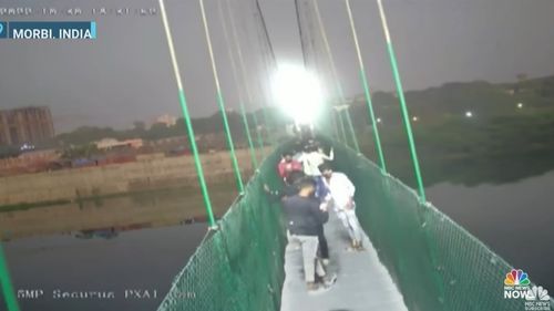 VIDEO Nouă arestări după moartea a 137 de oameni la prăbuşirea unui pod din India / Toţi cei arestaţi au legături cu firma care asigura întreţinerea podului renovat recent