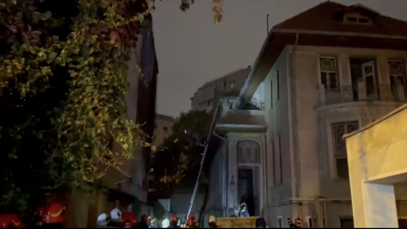 Incendiu izbucnit la acoperișul unei clădiri în renovare, a Spitalului de Urgență „Prof. Dr. Dimitrie Gerota”, în centrul Capitalei / Zeci de pompieri au fost mobilizați la intervenție