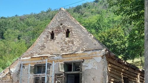 VIDEO FOTO Operațiunea Gârliște. O casă autentică din Banatul Montan, veche de aproape 140 de ani, este mutată la Timișoara