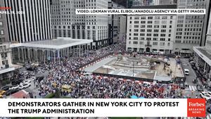 VIDEO Mii de oameni, la proteste anti-Trump în SUA / Protestele politice devin tot mai frecvente în SUA, iar manifestaţiile „Hands Off” de la începutul lunii aprilie au atras mulţimi uriaşe