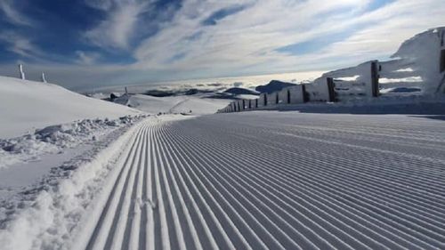 Viscol la munte, în zona de nord a judeţelor Prahova şi Dâmboviţa. Instalaţiile de transport pe cablu nu funcţionează