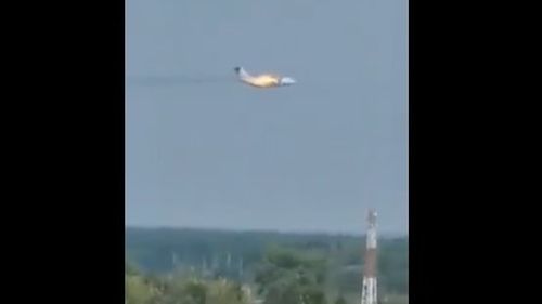 Un avion militar rus ia foc în zbor și se prăbușește: Trei persoane și-au pierdut viața, între care și pilotul de încercare