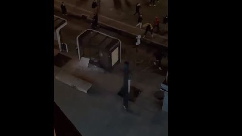 VIDEO Cum au distrus câțiva protestatari din București o stație de autobuz, un tonomat de băuturi răcoritoare și un ecran electronic în centrul Bucureștiului