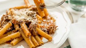 Paste alla genovese, cu sos de carne fără roșii, rețetă tradițională napoletană plină de legende. Carnea merge nu doar la paste, ci și în sandvișuri sau salate