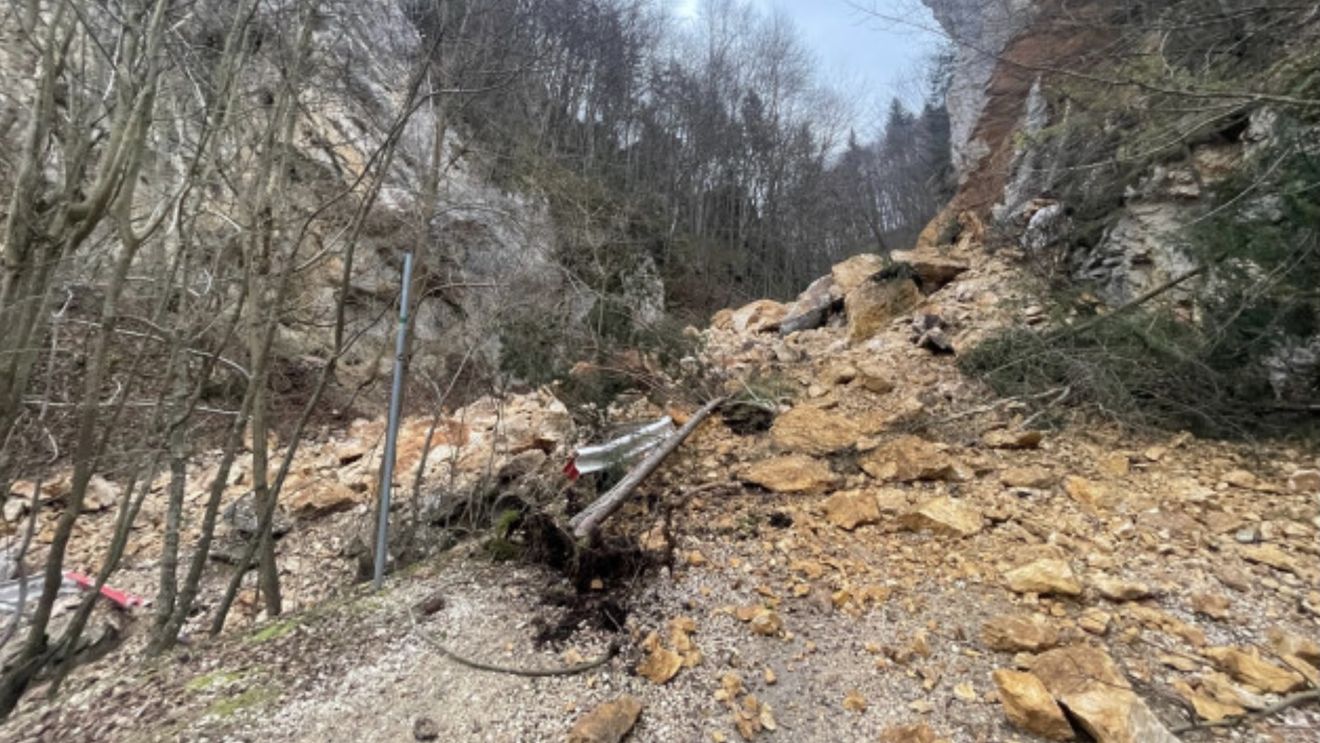 Pietrele lui Solomon din Brașov au luat-o la vale / Zona devine tot mai instabilă și s-a produs o nouă alunecare de teren / Accesul a fost restricţionat