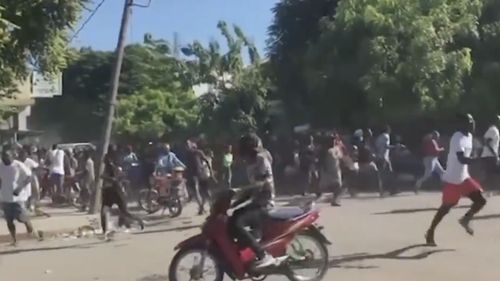 Peste 10.000 de haitieni au fugit de atacurile bandelor, în ultima săptămână. Populația se confruntă cu foametea, pentru că rutele de transport au fost blocate