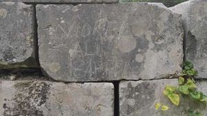 Un piteștean şi-a scrijelit numele pe zidul cetăţii dacice Sarmizegetusa Regia / Le-a spus jandarmilor că a făcut-o din pliciseală