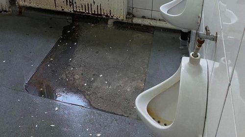 FOTO Sindicatul Europol prezintă fotografii de la Facultatea de Jandarmi: ”Scurgeri, infiltrații, igrasie, rugină, mizerie, mucegai” / Sindicaliștii din poliție au relatat luni despre condiţiile de cazare ale studenţilor de la Academia de Poliţie