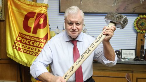 FOTO Un politician rus de rang înalt pozează cu barosul trimis de Prigojin ca omagiu pentru trupele Wagner / Arma a devenit simbolul răzbunării, după ce un presupus dezertor Wagner a fost executat cu un baros similar