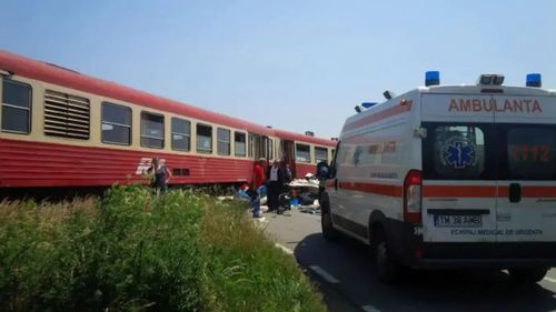 Tren deraiat în Timiș, după ce a lovit un camion cu lemne / Circulația pe calea ferată, între Făget și Margina, este blocată