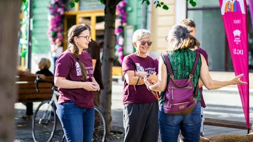 Expoziție stradală inedită la Cluj, cu imagini care reflectă nevoile locuitorilor din cartierele municipiului, rezultate ale proiectelor locale finanțate prin programul „ÎN ZONA TA”