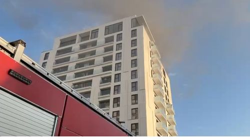 VIDEO UPDATE Incendiu la un apartament din Sectorul 5: Au fost evacuate 152 de persoane, 17 au fost transportate la spital / Un bărbat este în stare de inconștiență