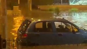 FOTO Aproape 400 de intervenții ISU în Capitală și localități din Ilfov, pe cod portocaliu și roșu de inundații / A fost RO-Alert și pe litoral