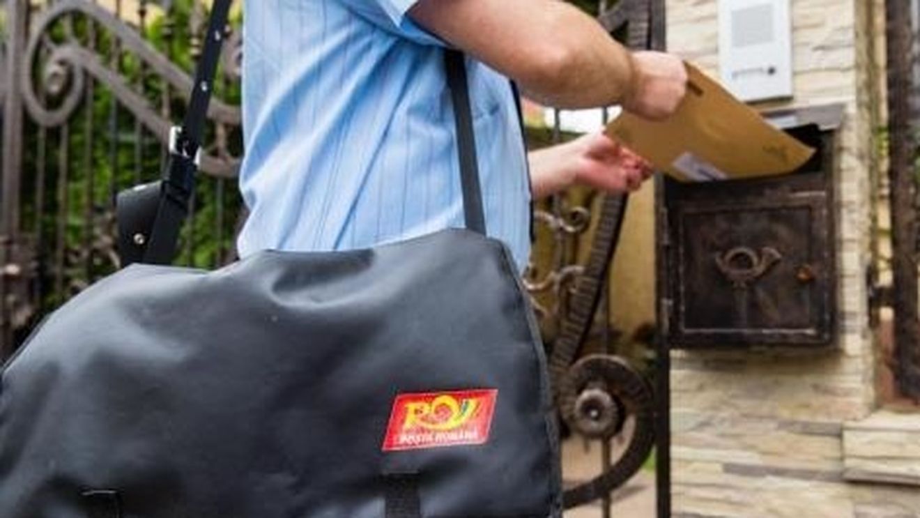 Poșta Română vrea uniforme pentru angajați/ Cum ar trebui să se îmbrace în viitor factorii poștali și câte articole vestimentare  vor fi cumpărate