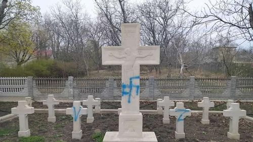 Vandalizarea Cimitirului eroilor de la Fălești: „Un act iresponsabil, barbar şi criminal”, transmite ambasadorul Republicii Moldova la București, Victor Chirilă