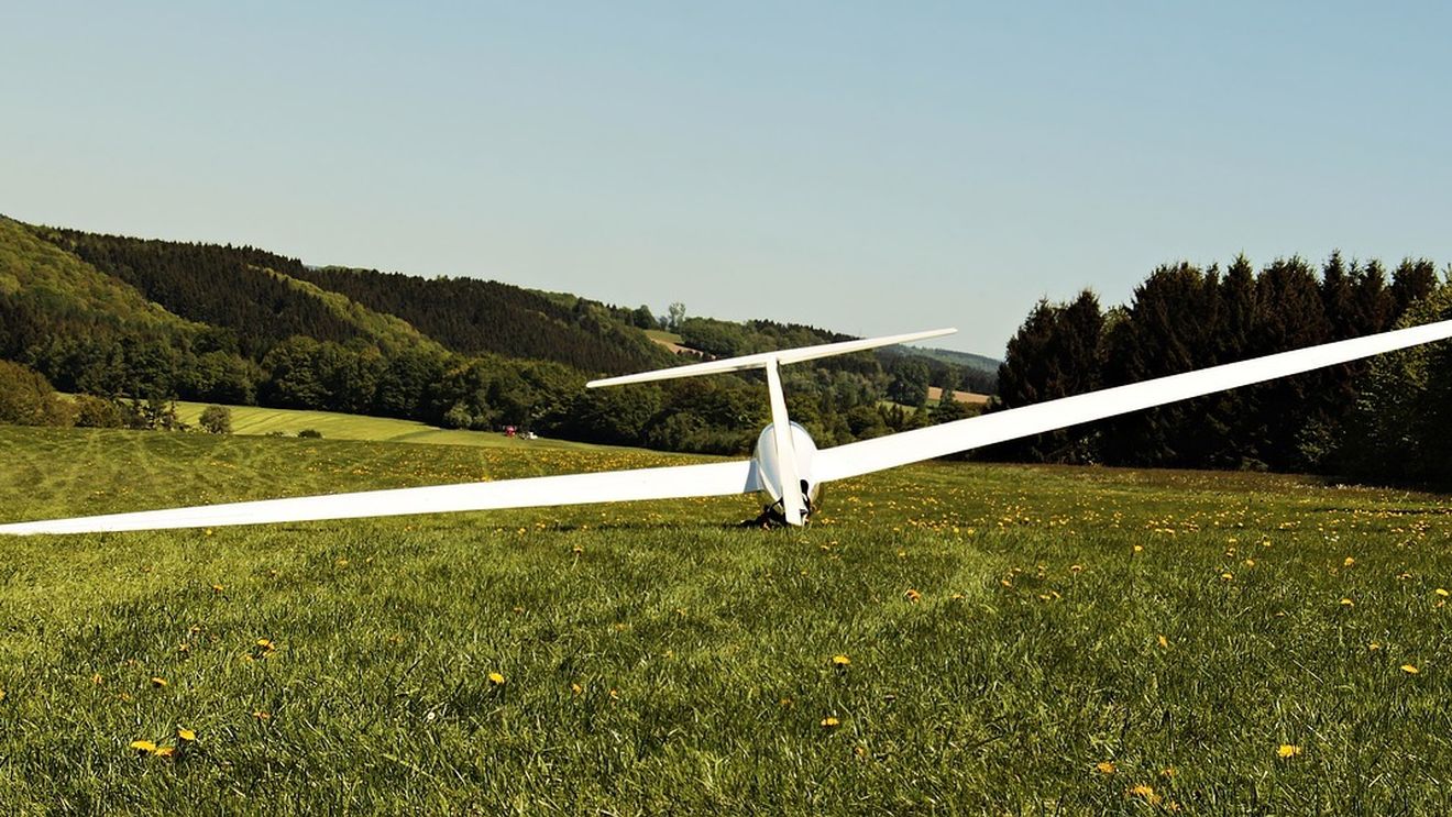 UPDATE Un planor a căzut în apropierea unui aerodrom din Bihor/ Pilotul a murit