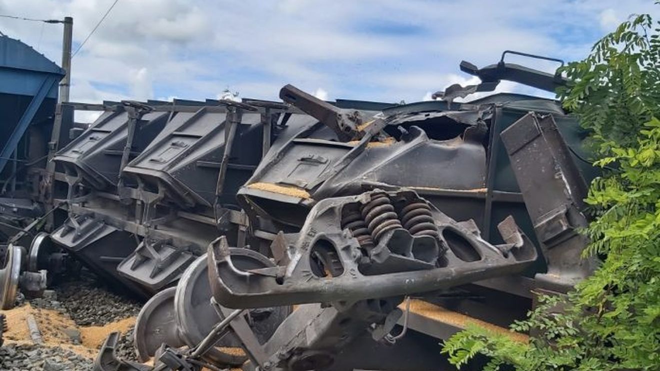 Un tren cu cereale din Ucraina a deraiat, două vagoane s-au răsturnat/ Trenul se îndrepta spre Portul Constanța/ Graficul de circulație va fi retrasat, anunță CFR