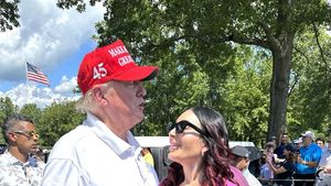 Activista MAGA Laura Loomer, auto-proclamată „islamofobă”, acuză administrația Trump că ar „oferi Qatarului o bază militară în SUA”. Pentagonul dezminte