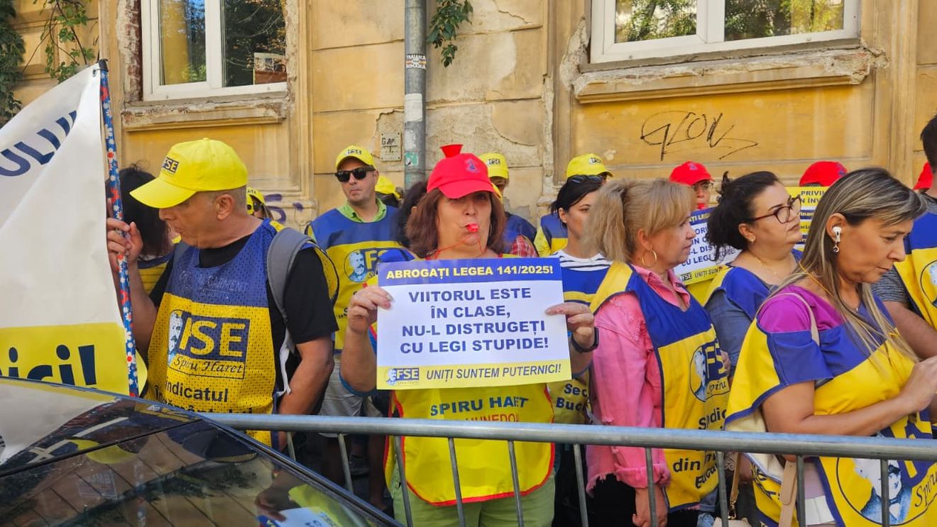 Protestele organizate de sindicate la Ministerul Educației față de Legea Bolojan au ajuns în ziua a 19-a / Manifestanții scandează „Demisia”, „Vom lupta și vom câștiga”