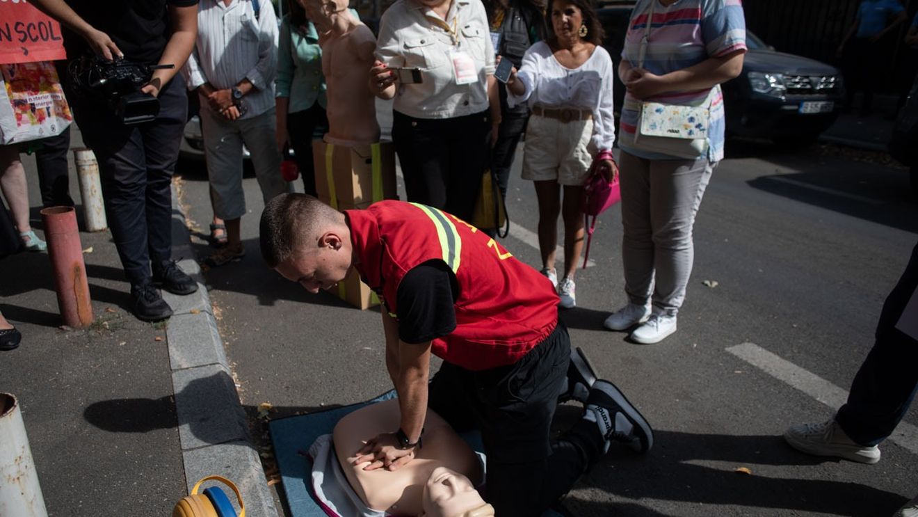 FOTO Acţiune Declic la Ministerul Educaţiei: "Resuscitaţi cursurile de prim ajutor în şcoli"