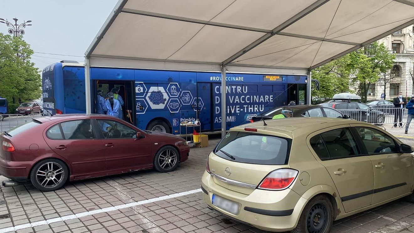 Peste 800 de persoane s-au vaccinat vineri la centrul drive-thru din Piaţa Constituţiei