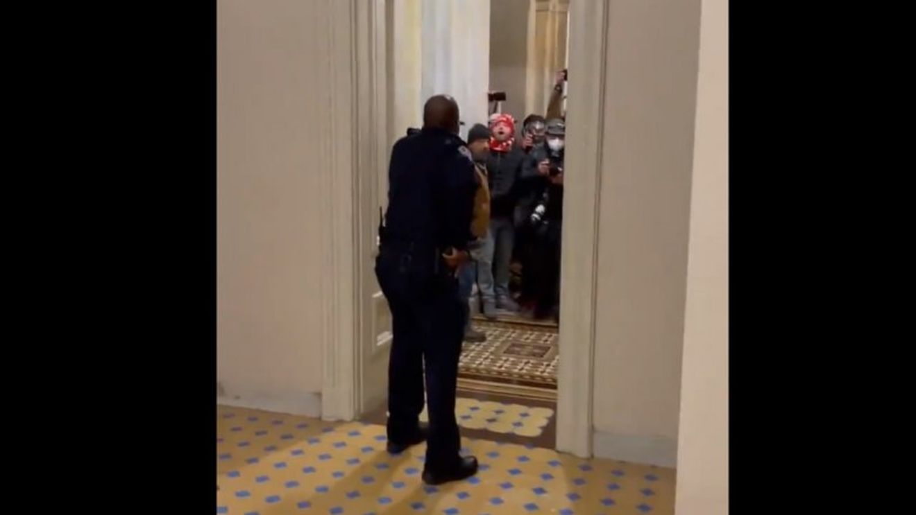 VIDEO Momentul în care susținătorii lui Trump intră în Capitoliu / Reacția polițistului