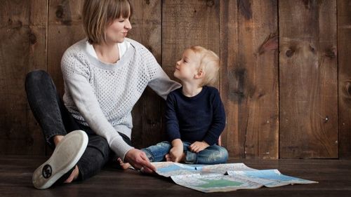 Ministerul Muncii anunță că situația persoanelor cu venituri din drepturi de autor, care riscau să nu primească indemnizație pentru creșterea copilului, va fi remediată