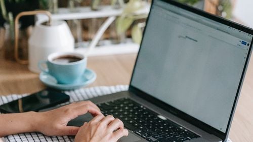 CNA a decis eliminarea a 12 conţinuturi online care dezinformează sau fac „apologia regimurilor totalitare”