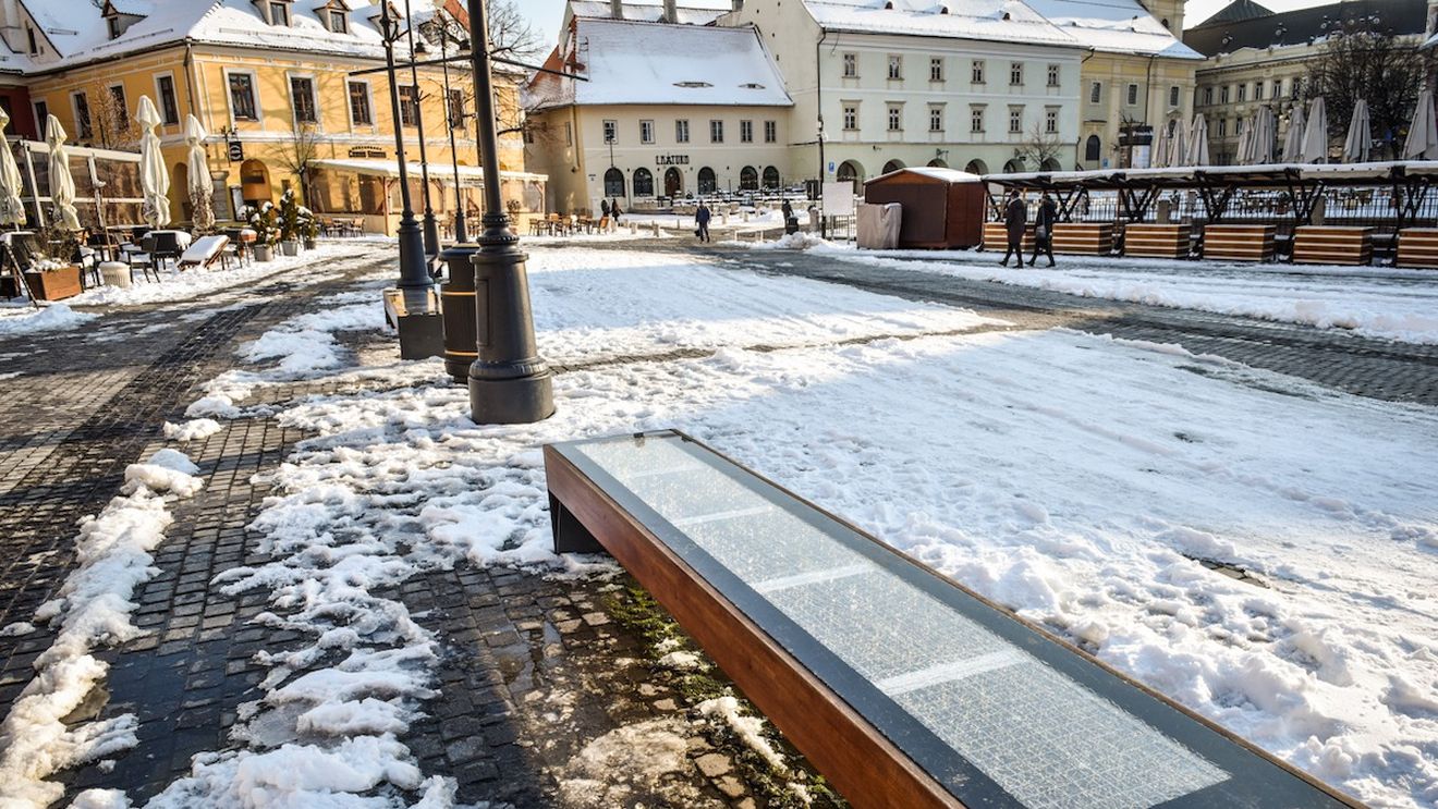 Bănci smart care valorează 16 mii de euro au fost distruse în centrul Sibiului / Administrația Locală va depune plângere penală pentru distrugere