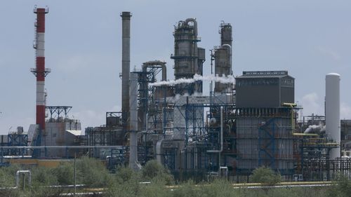 Protest spontan la Rafinăria Petromidia, zeci de angajați cer creșteri salariale