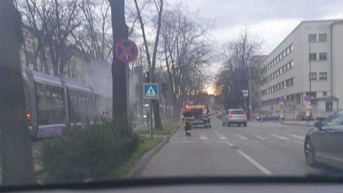 VIDEO Timișoara: Un tramvai Bozankaya, de producție turcească, a luat foc în mers/ Este vorba de primul tramvai Bozankaya sosit la Timișoara / Anul trecut, mai multe astfel de tramvaie au rămas blocate pe șine