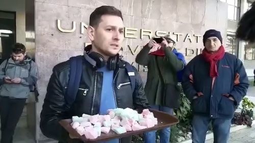 Tudorel Toader, așteptat de protestatari cu o tavă de rahat la Timișoara