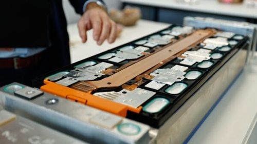 UE va acorda granturi de 852 de milioane de euro către șase proiecte inovatoare pentru fabricarea celulelor de baterii pentru vehicule electrice