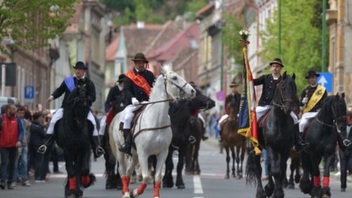 Subprefectul Brașovului propune construirea unui monument al junilor din Șchei: ”Ar aduce turiști” / Următoarea paradă va fi în Duminica Floriilor