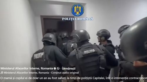 VIDEO Momentul în care polițiștii salvează o mamă amenințată cu cuțitul de fostul concubin și pe copilul ei de un an